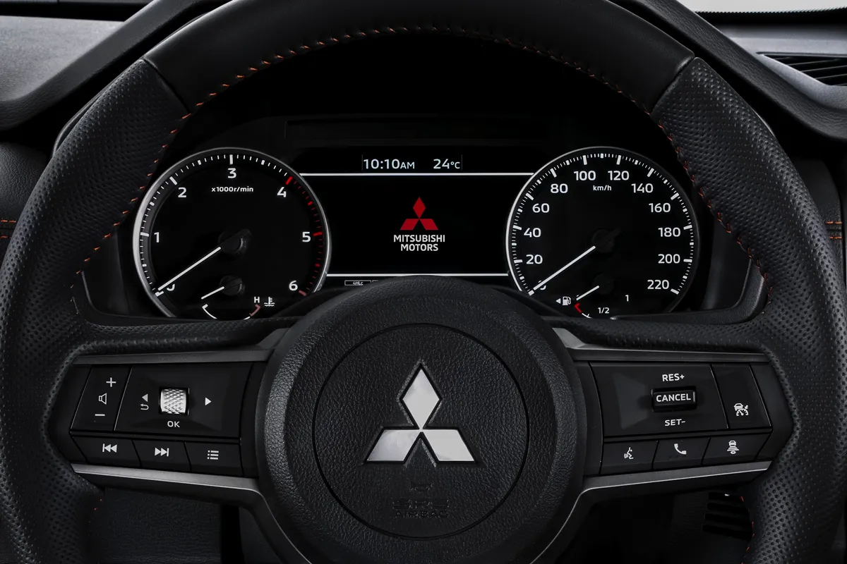 all-new-triton-4x4-interior-05